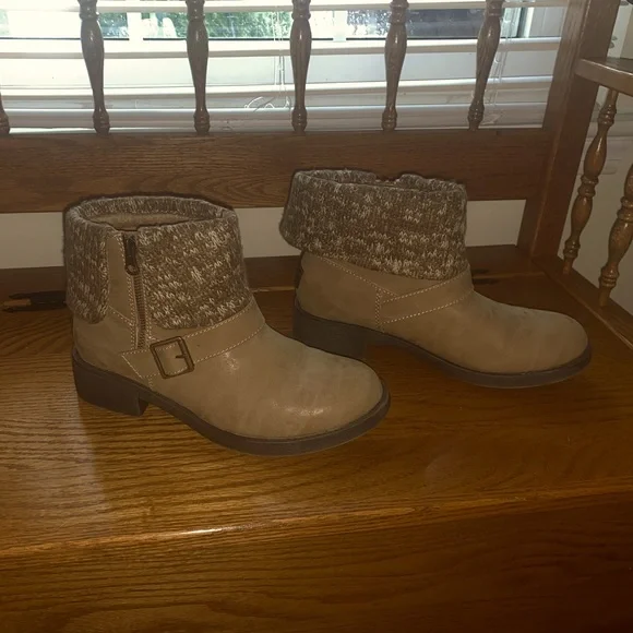 "SOLD" NWOT Rocket Dog Women's Zip-Up Tan Suede Ankle Sweater Boots Size 8 - Picture 2 of 5